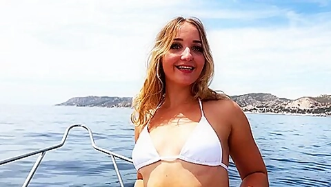 Chloé, 18, lets herself be guided by Pam...