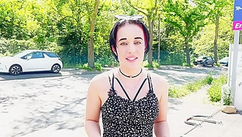Leila, 18, librarian in Toulouse!