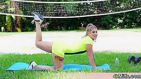 When Your Wife Has An Awesome Sporty Butt And Perfect Body The Garden Exercise Can Lead To A Fuck