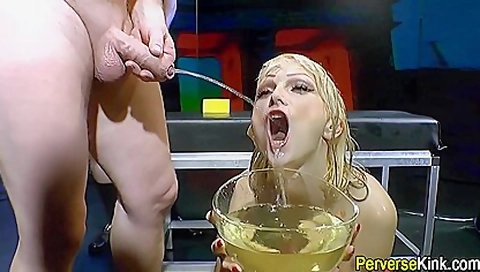 Pissing Slut Gets Tongued